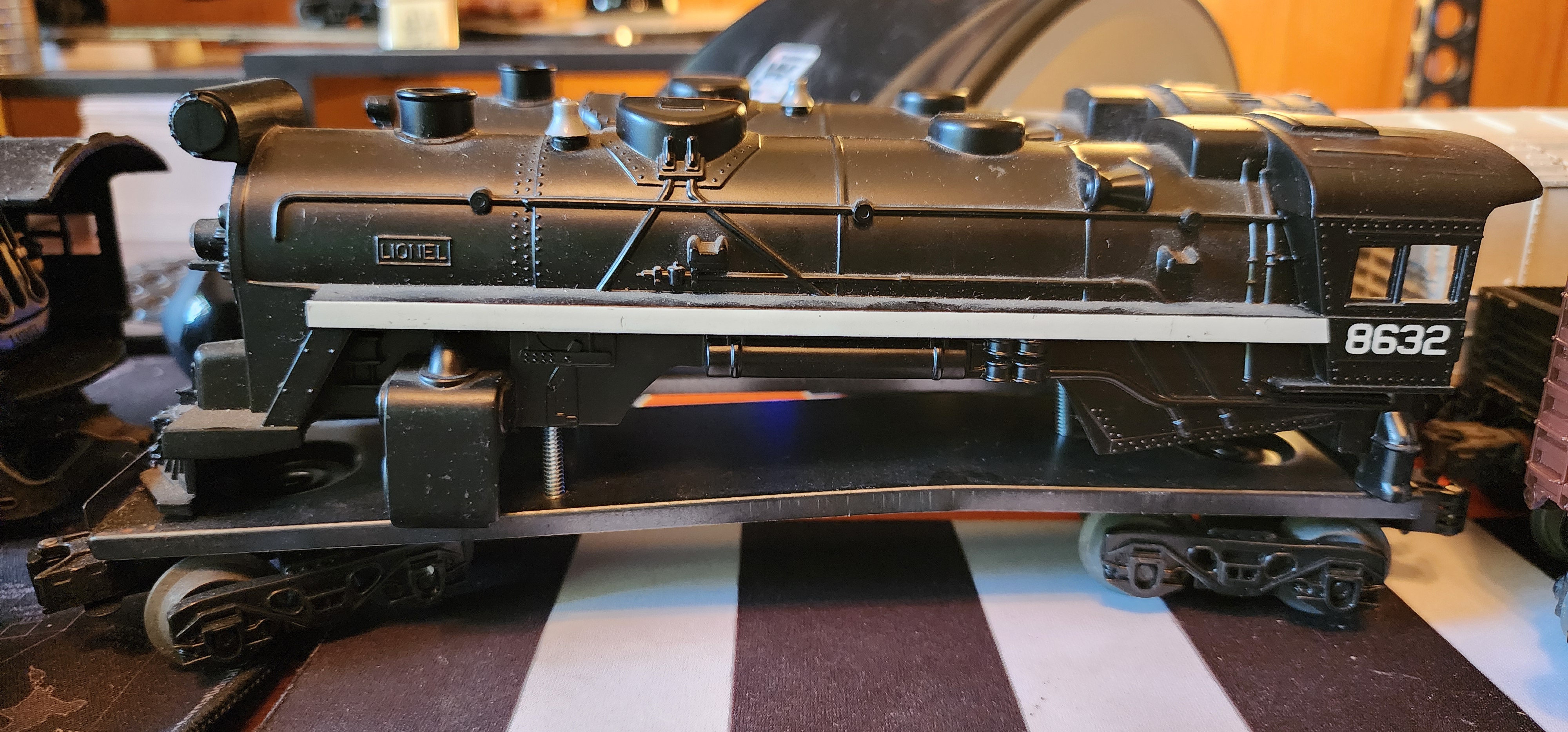 Non-Powered Flatbed Mounted Lionel 8632 Steam Locomotive Engine - Black