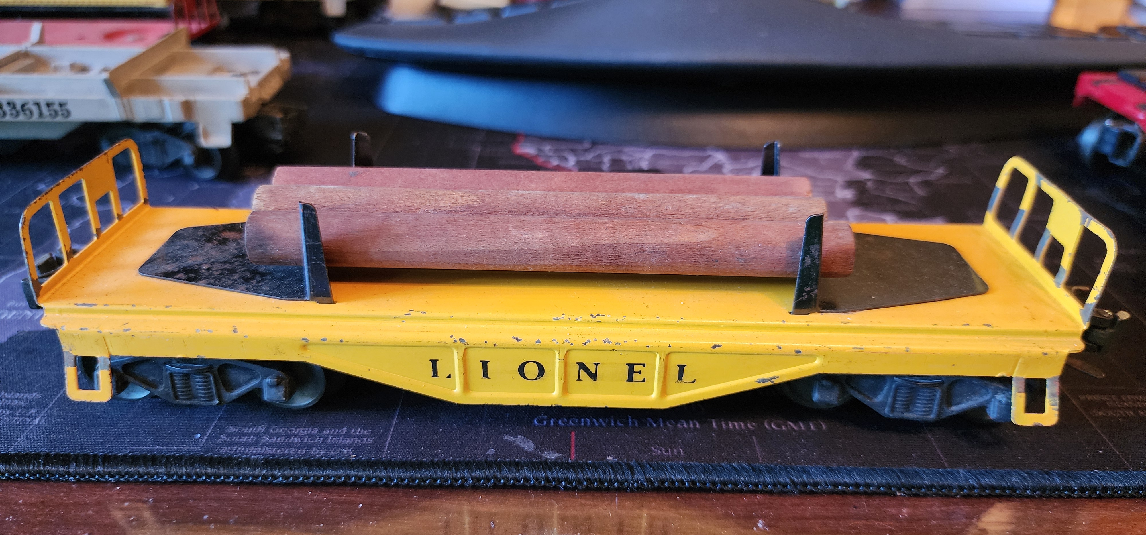 Lionel Flatcar with Logs - Yellow